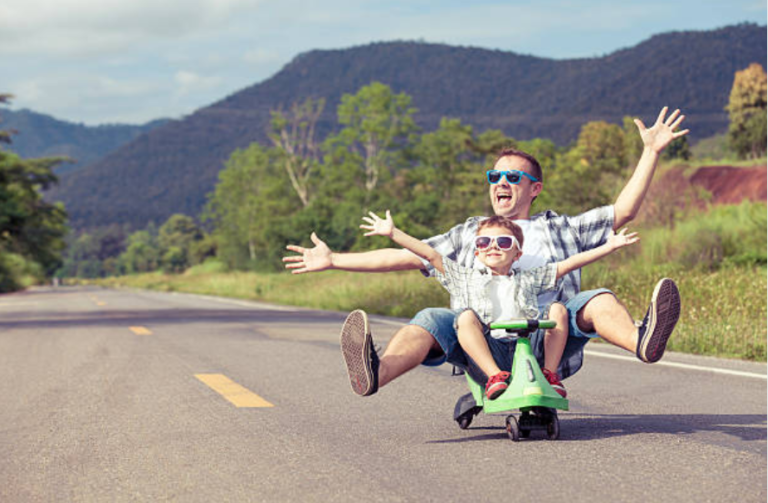 parents enfants papa père amusement loisirs garçon jouer rouler vélo yes day