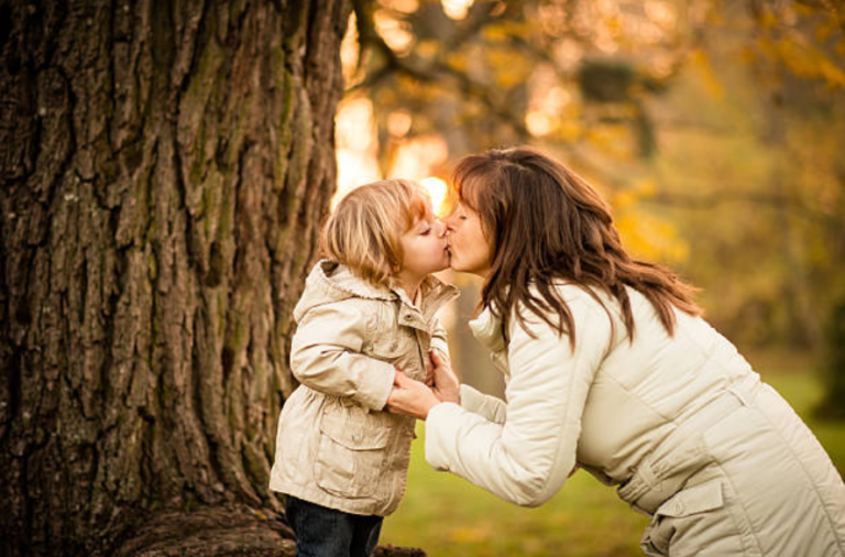enfant parent bisous bouche baiser embrasser enfant sur la bouche