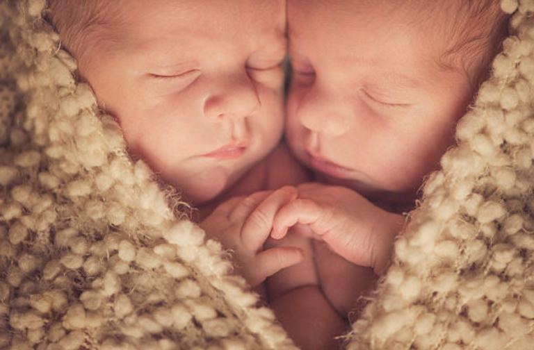 jumeaux bébés nourrisson nouveaux-nés grossesse gémellaire