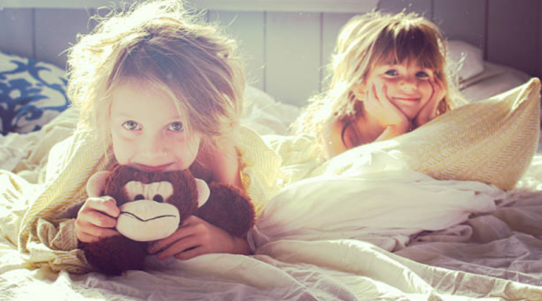 enfants filles lit dormir amies soeur copines