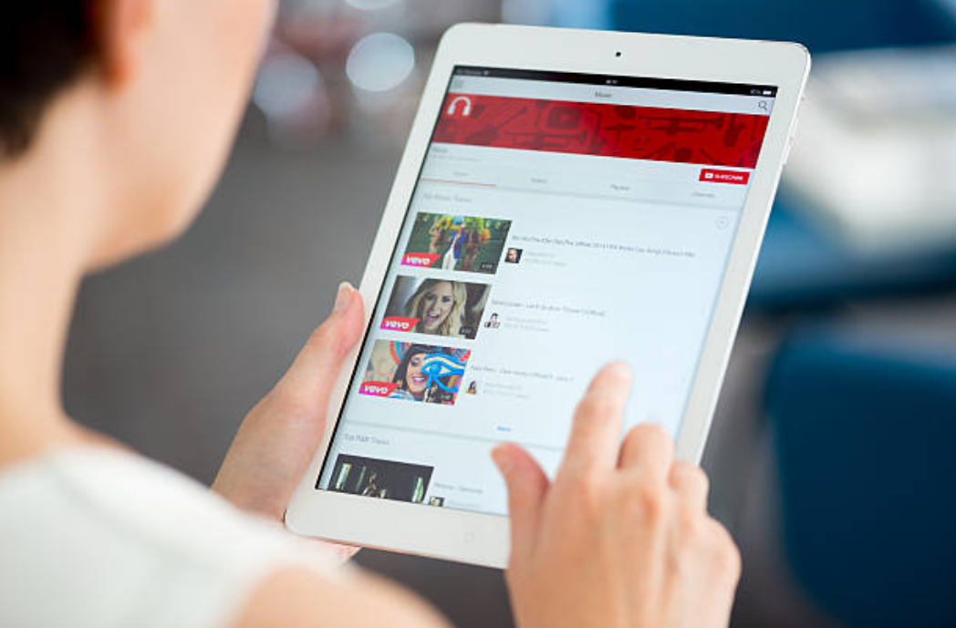 tablette numérique youtube écran internet musique vidéo enfants youtubeurs