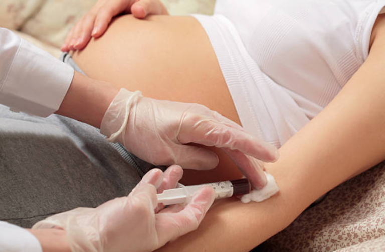 grossesse enceinte examen de grossesse prise de sang piqûre