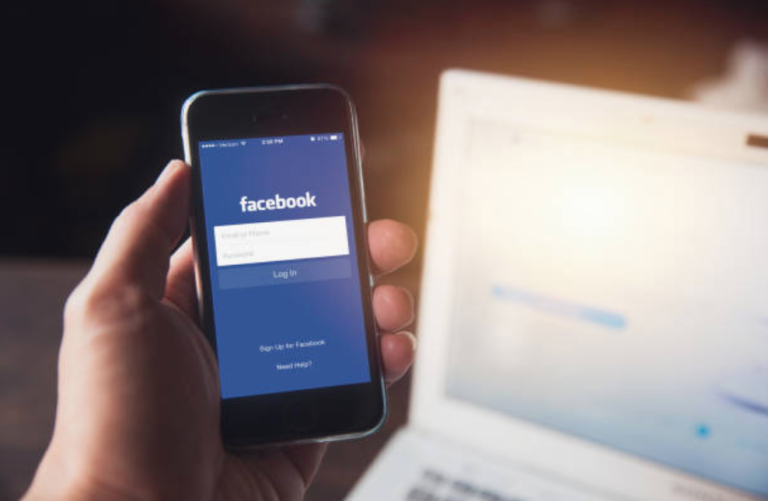 réseaux sociaux smartphone portable facebook