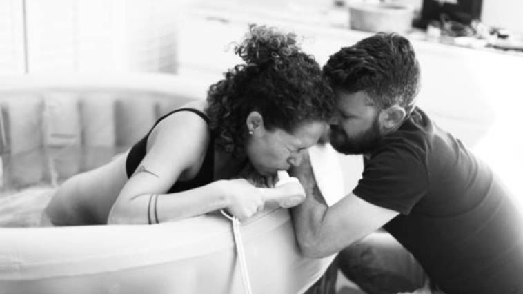 accouchement naturel eau piscine papa accompagnement soutien contractions