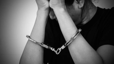menottes prison femme condamnation