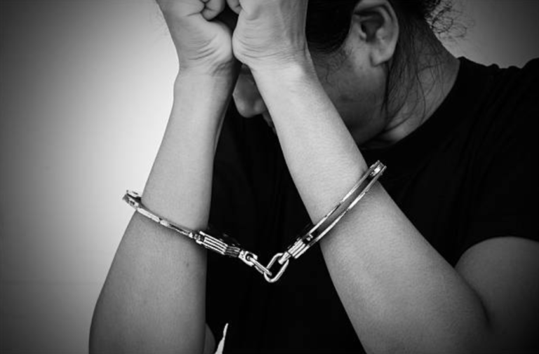menottes prison femme condamnation