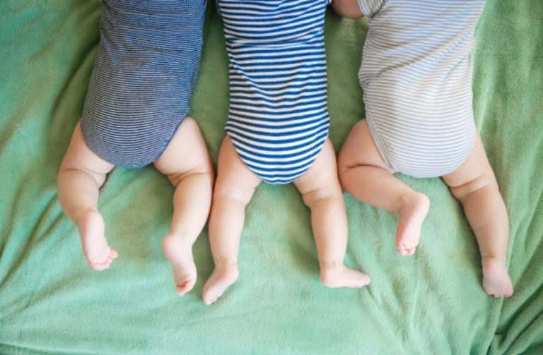 triplés enfants bébés nourrissons