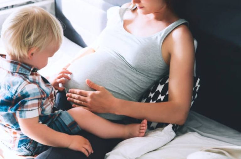 ventre grossesse enceinte enfant frère soeur toucher bouger deuxième enfant rapprochée régression premiers coups