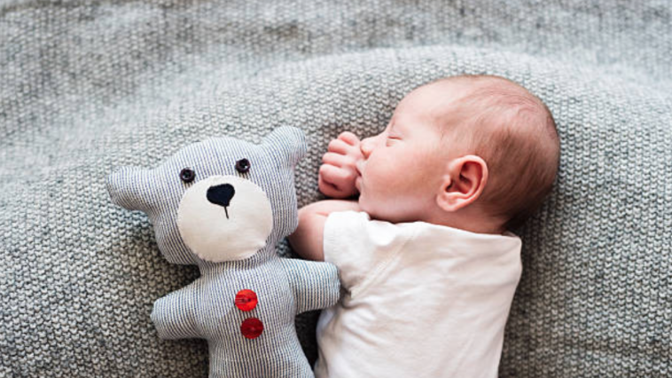 bébé nouveau-né dort dormir sieste doudou se retourner ventre