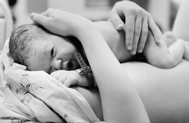 bébé naissance nouveau-né maternité premier cri