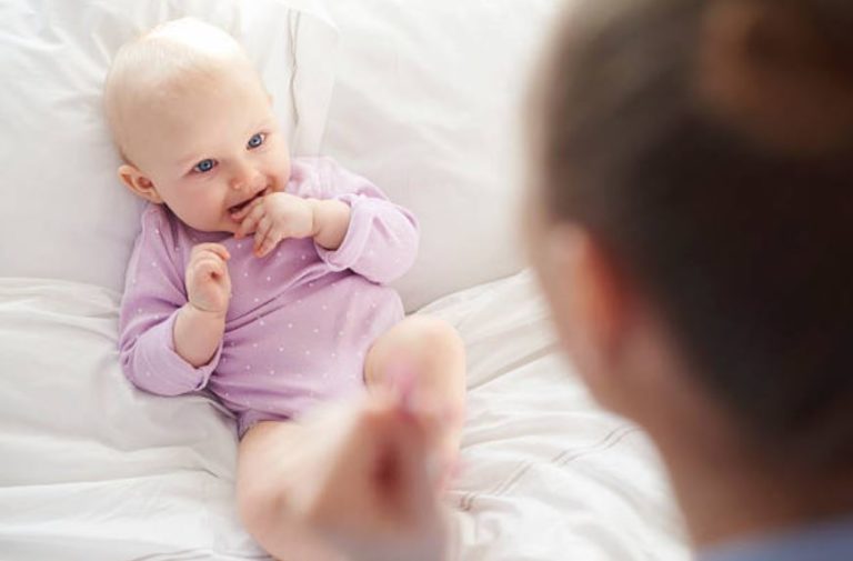 bébé parler apprendre maman parent signe vision langage apprentissage