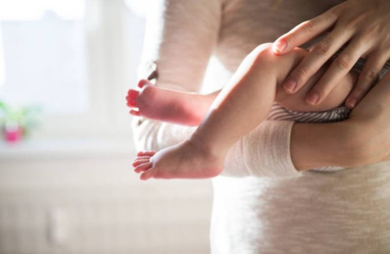 bébé porter enfant parents mère maman