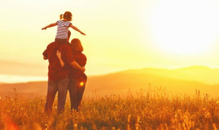 parents enfant vacances jouer famille
