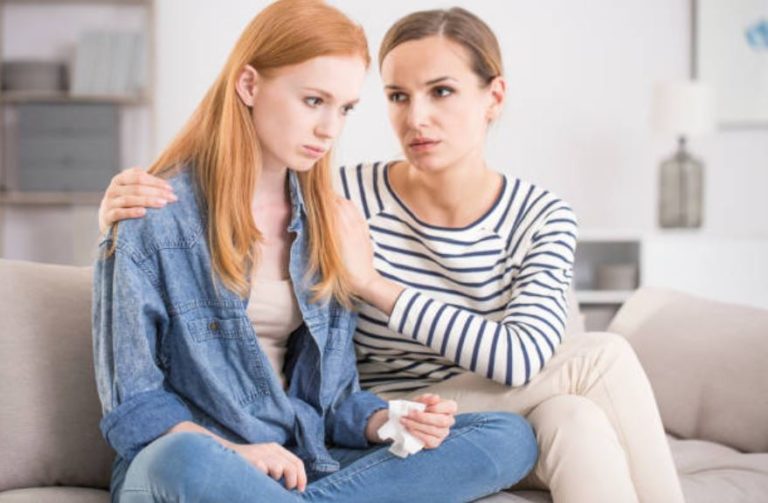 parent enfant mère fille adolescence crise problème triste
