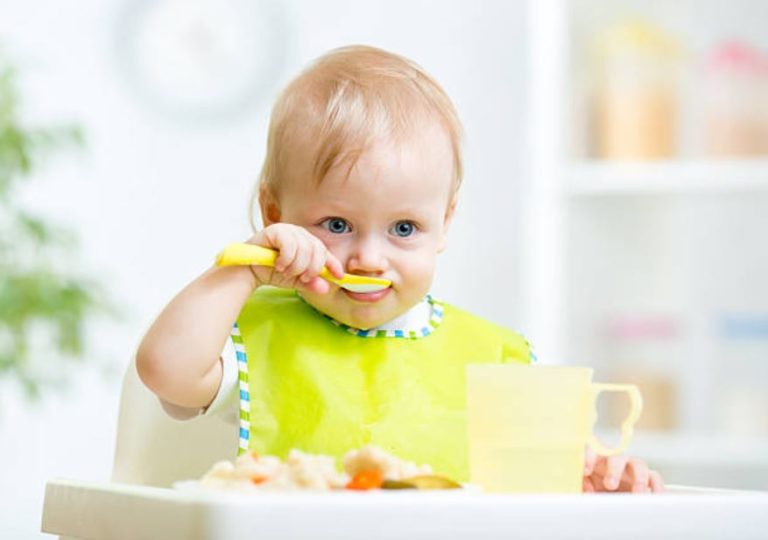bébé manger nourrir nourriture diversification alimentaire gluten fausse route