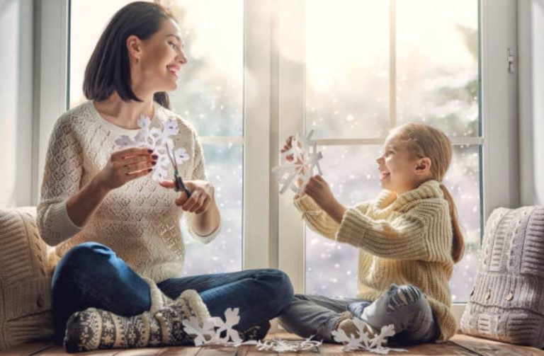enfant parent fille mère activités manuelles jeux hiver froid flocon neige intérieur mère au foyer