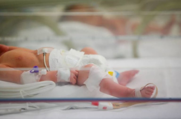 bébé naissance accouchement prématuré couveuse