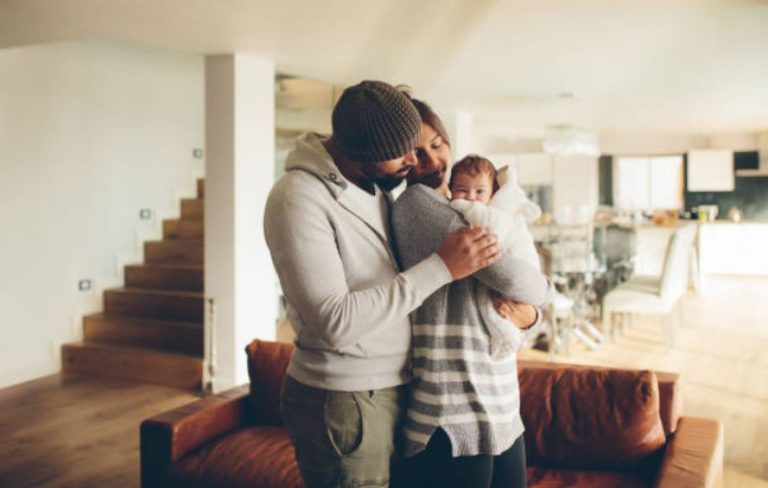 nouveau né bébé maison retour parents papa maman famille aide