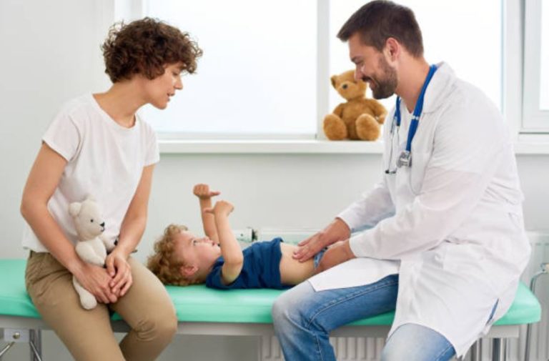 rendez-vous médecin consultation parent hôpital docteur enfant soin malade pédiatre