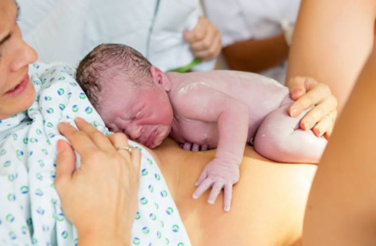 naissance bébé accouchement vernix caseosa poids de naissance