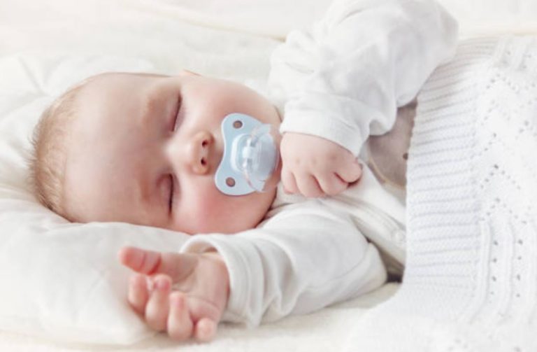 bébé tétine dormir sommeil lit bruits blancs sucette matelas