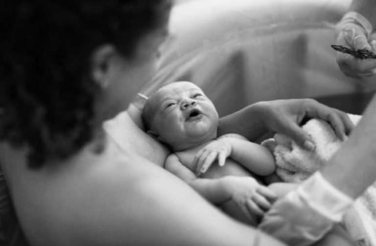accouchement dans l'eau naissance bébé nouveau-né doula