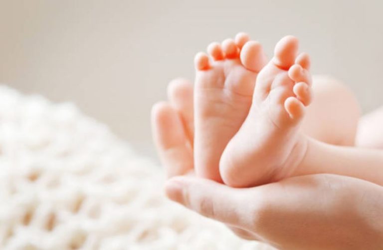 bébé nourrisson nouveau-né pieds naissance taches de naissance réflexologie prénoms bobos