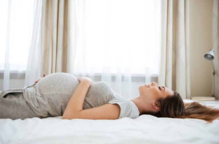 femme enceinte grossesse allongé dormir fatigue grossesse alitée contractions congé pathologique règles anniversaires stressée hypersomnie congé maternité
