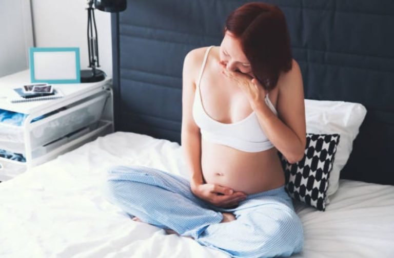 enceinte nausées grossesse femme malade symptômes remontées acides consulter odorat brûlures d'estomac