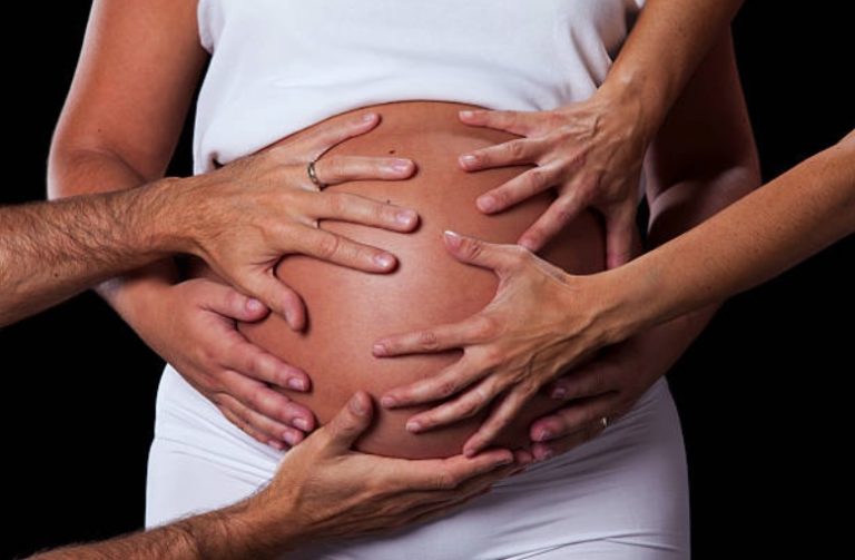 enceinte grossesse toucher le ventre