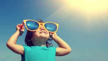 enfant lumière soleil lunettes de soleil