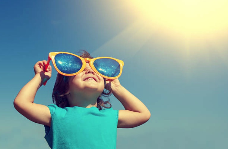 enfant lumière soleil lunettes de soleil