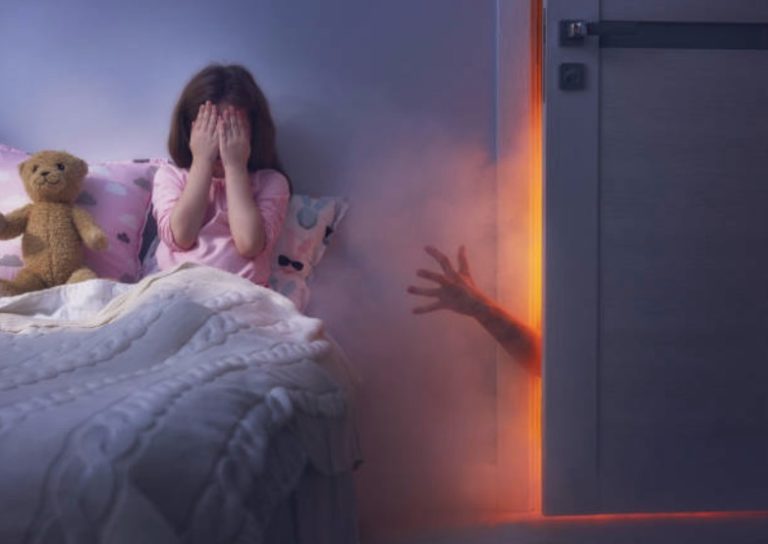 enfant peurs noir dormir lit monstre chambre