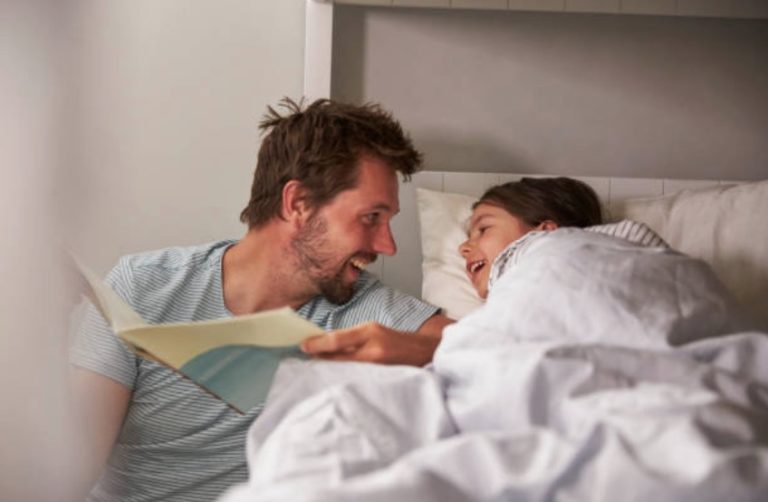 histoire lecture papa père parent enfant fille lit dormir chambre