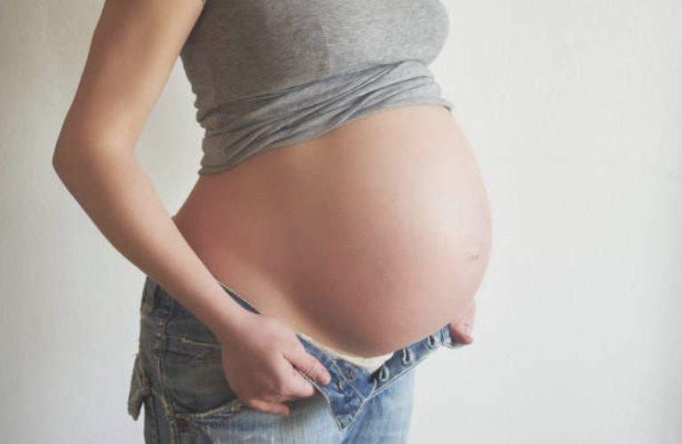 grossesse enceinte jeans vêtements trop petits troisième trimestre s'habiller