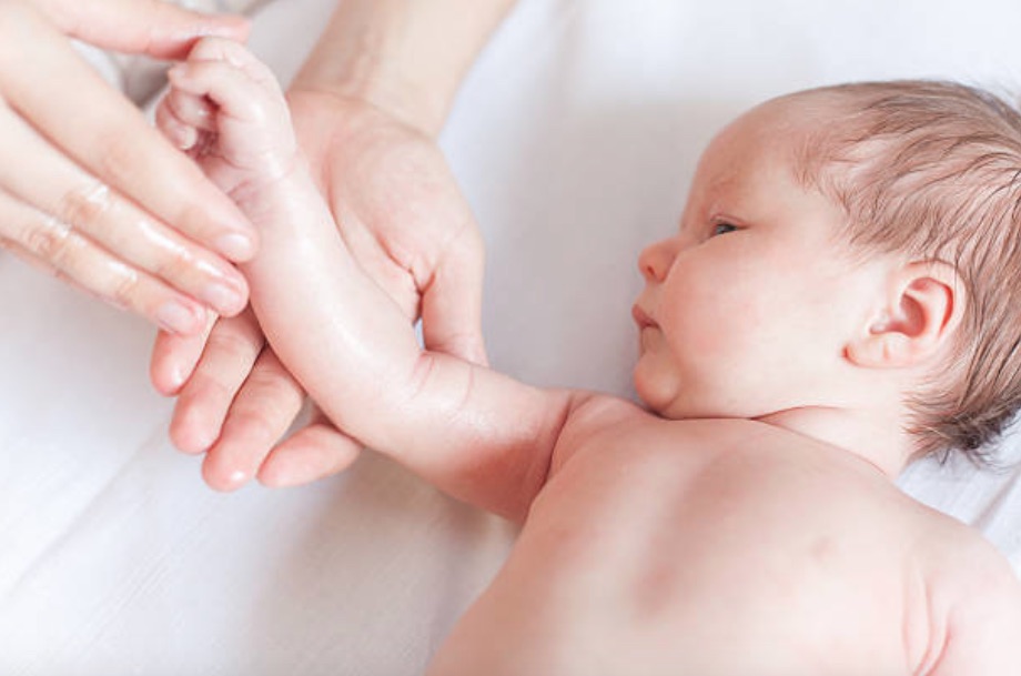 bébé nourrisson nouveau-né massage peau sèche