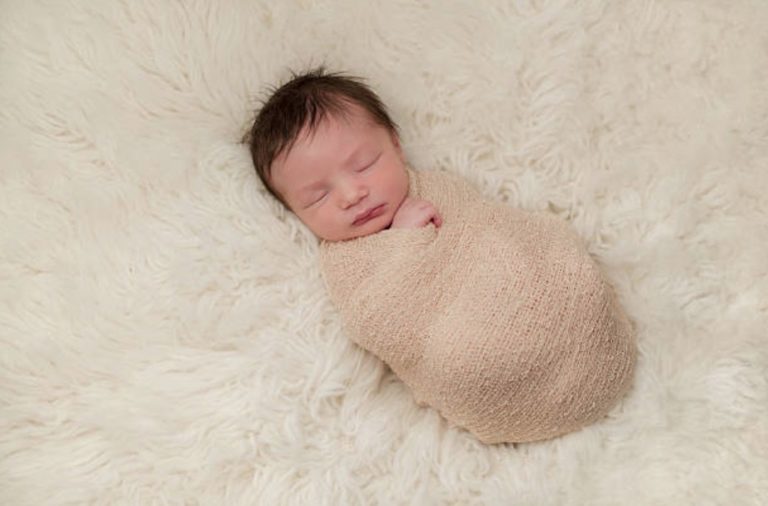 bébé nourrisson nouveau-né emmaillotage couleur des cheveux