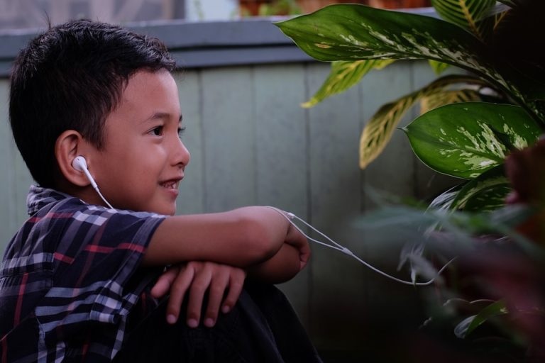 enfant musique écouteurs livres audio