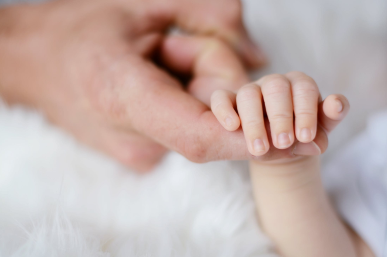 mains de bébé naissance prénoms ongles griffe
