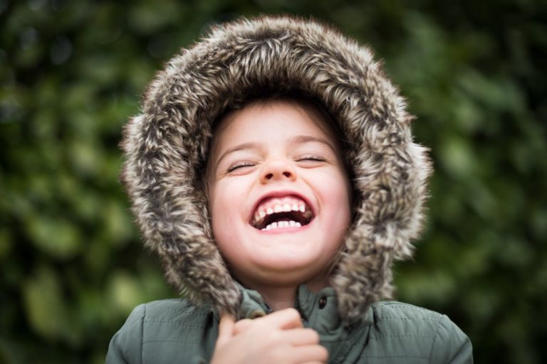 enfant sourire dents capuche maux de dents