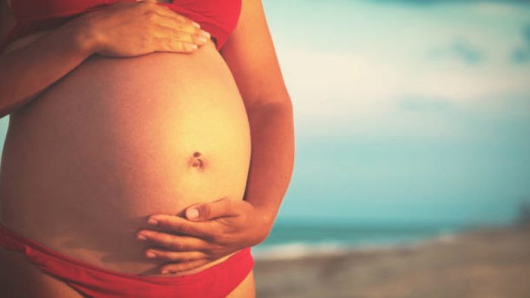 enceinte masque de grossesse soleil vacances plage août
