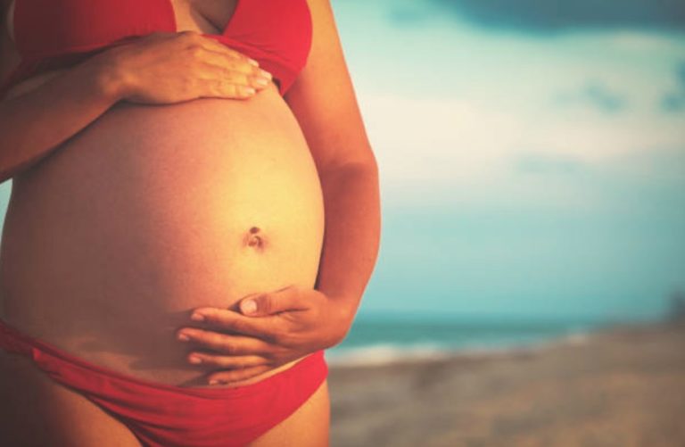 enceinte masque de grossesse soleil vacances plage août