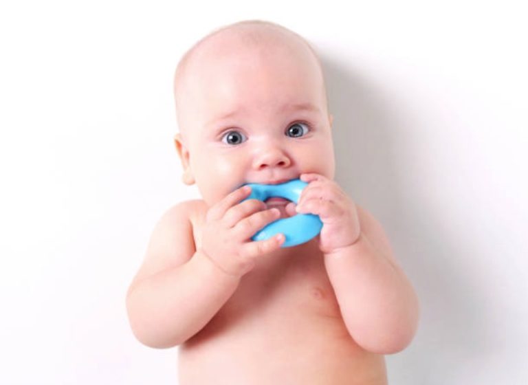 bébé dent douleur poussées dentaires