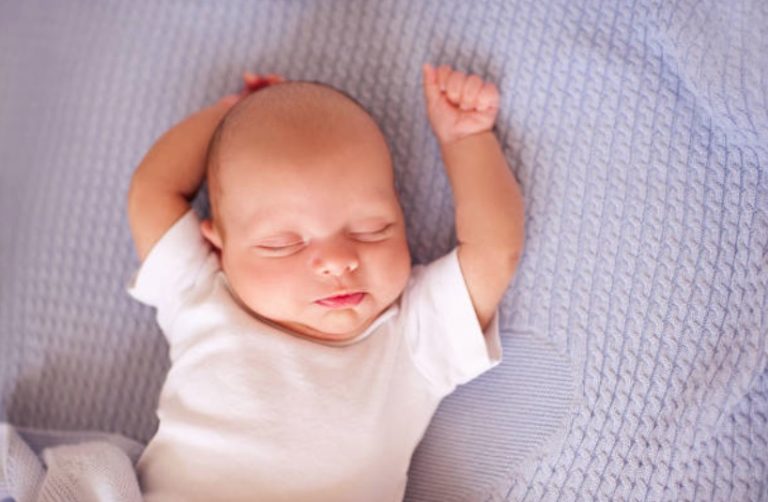 bébé nourrisson dormir sommeil réflexe de Moro torticolis température AVC pédiatrique