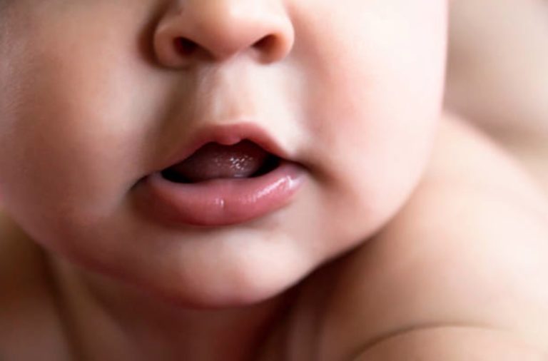 bébé bouche nourrisson