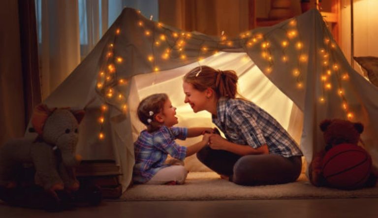enfant parent chambre soir complicité jouer avec son enfant