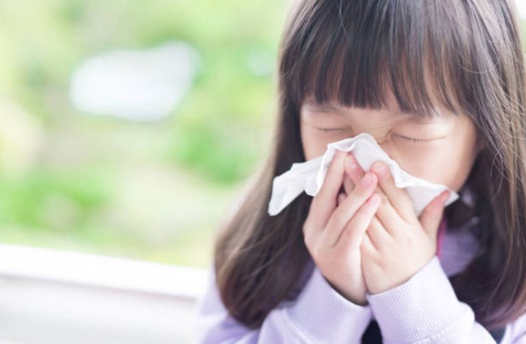 enfant fille malade mouchoir se moucher rhume