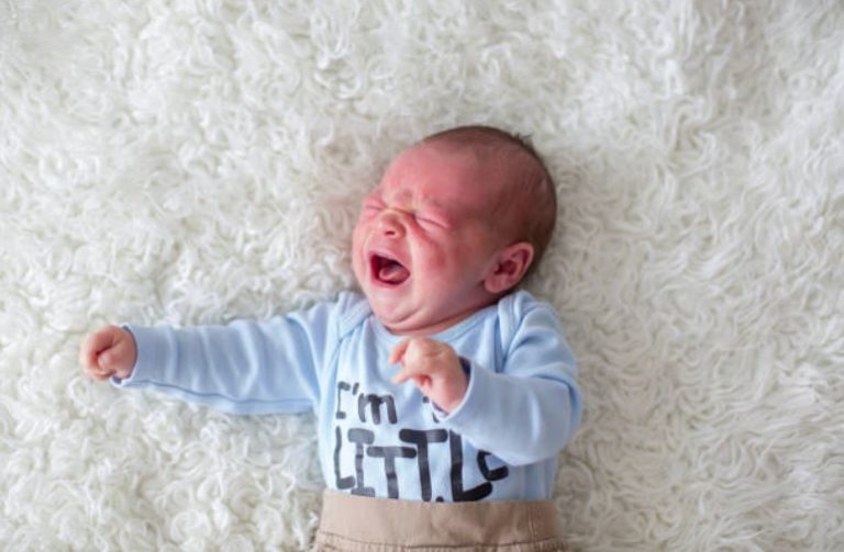 bébé nourrisson pleurs mal maux douloureux troubles digestifs bronchiolite