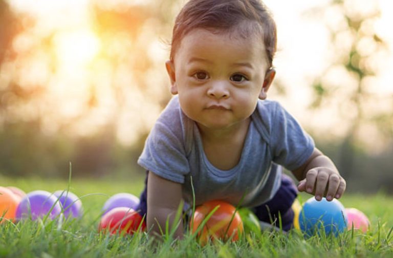bébé quatre pattes fortes chaleurs