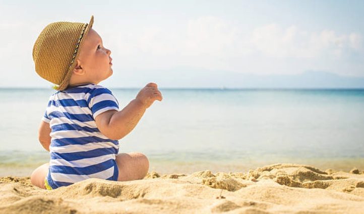 bébé nourrisson plage vacances fortes chaleurs été